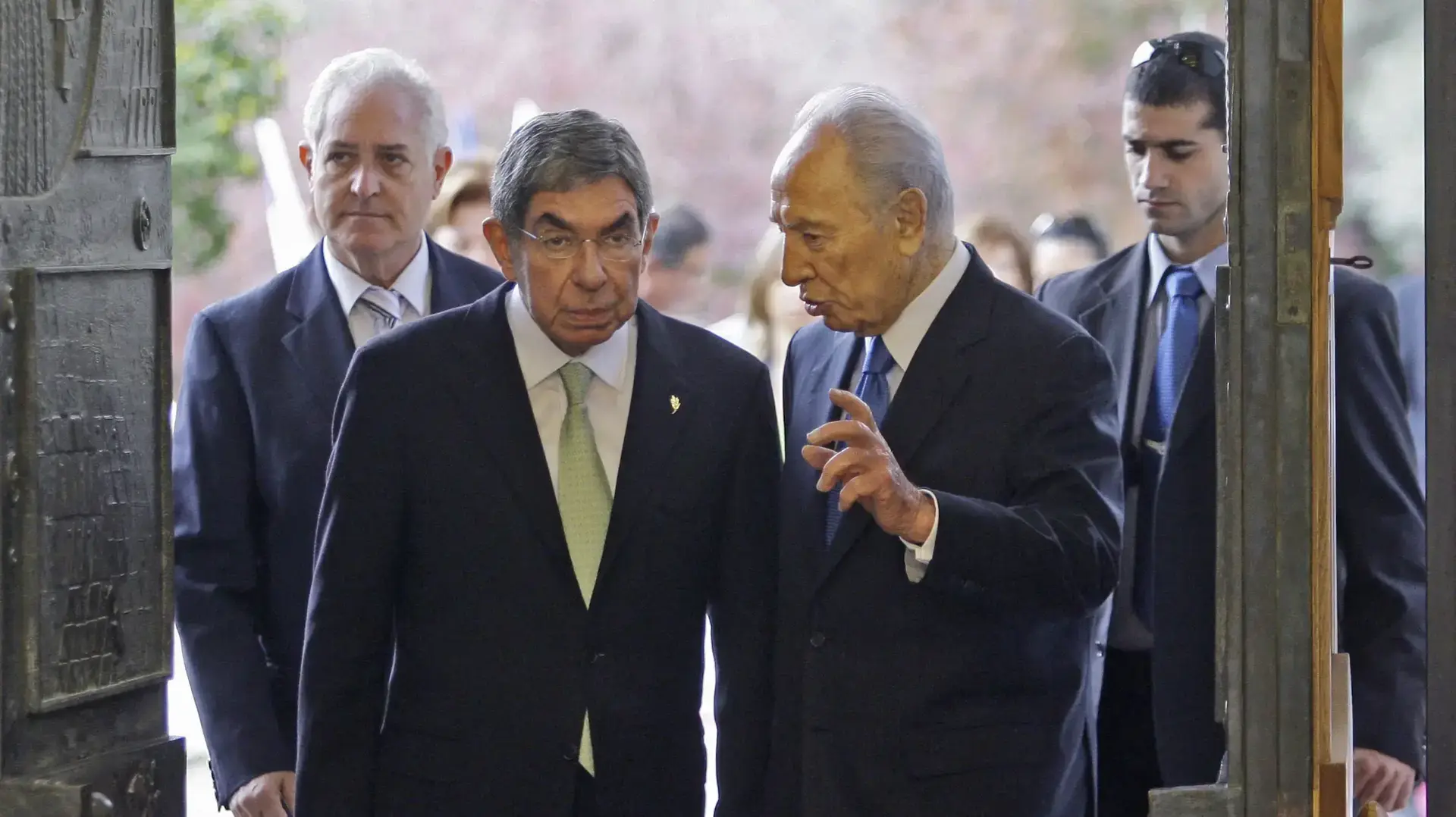 נשיא המדינה לשעבר שמעון פרס עם נשיא קוסטה ריקה אוסקר אריאס נשיא המדינה לשעבר שמעון פרס עם נשיא קוסטה ריקה אוסקר אריאס