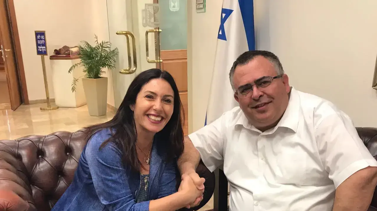 סולחה בין שרת התרבות מירי רגב ויו"ר הקואליציה דוד ביטן 21 במאי 2017 סולחה בין שרת התרבות מירי רגב ויו"ר הקואליציה דוד ביטן 21 במאי 2017