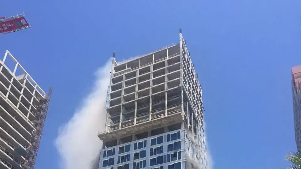נושא: שריפה באתר בנייה ברחוב הירקון בתל אביב, 21 במאי 2017 נושא: שריפה באתר בנייה ברחוב הירקון בתל אביב, 21 במאי 2017