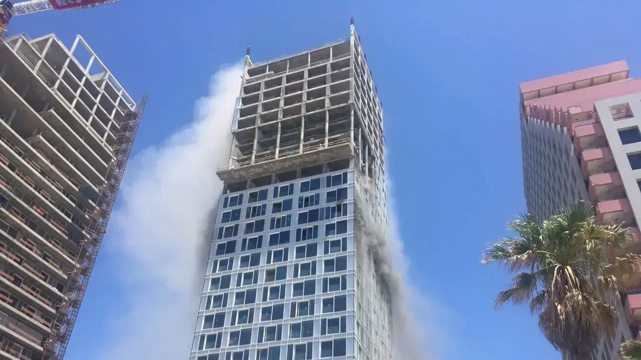 נושא: שריפה באתר בנייה ברחוב הירקון בתל אביב, 21 במאי 2017 נושא: שריפה באתר בנייה ברחוב הירקון בתל אביב, 21 במאי 2017
