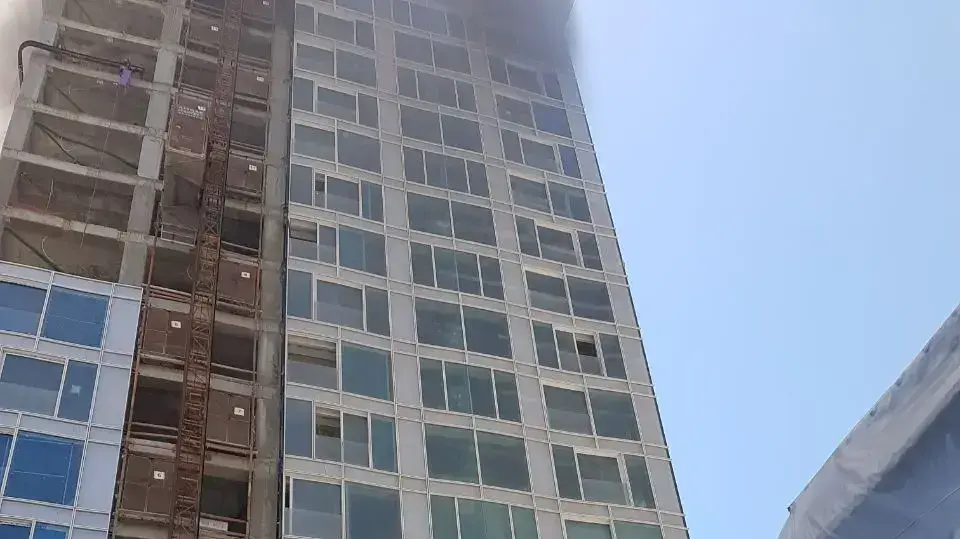 שריפה באתר בנייה ברחוב הירקון בתל אביב, 21 במאי 2017 שריפה באתר בנייה ברחוב הירקון בתל אביב, 21 במאי 2017
