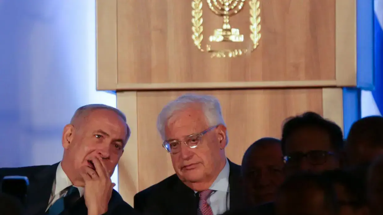 בנימין נתניהו ודיויד פרידמן במהלך הטקס לציון 50 שנה לשחרורה ואיחודה של ירושלים 21 במאי 2017 בנימין נתניהו ודיויד פרידמן במהלך הטקס לציון 50 שנה לשחרורה ואיחודה של ירושלים 21 במאי 2017