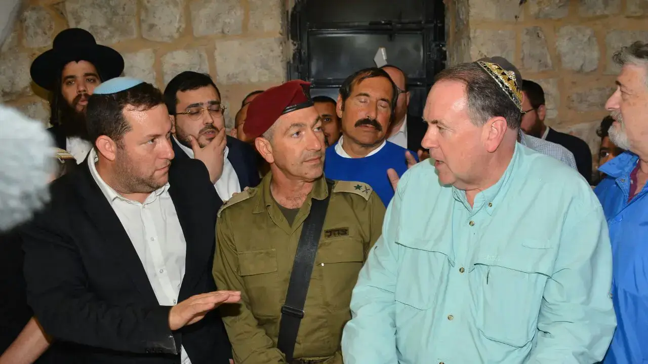 הבכיר הרפובליקני מייק האקבי בביקור בקבר יוסף, שכם, 22 במאי 2017 