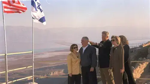 נשיא ארצות הברית ביל קלינטון עם רעייתו הילרי במצדה עם בני הזוג נתניהו נשיא ארצות הברית ביל קלינטון עם רעייתו הילרי במצדה עם בני הזוג נתניהו