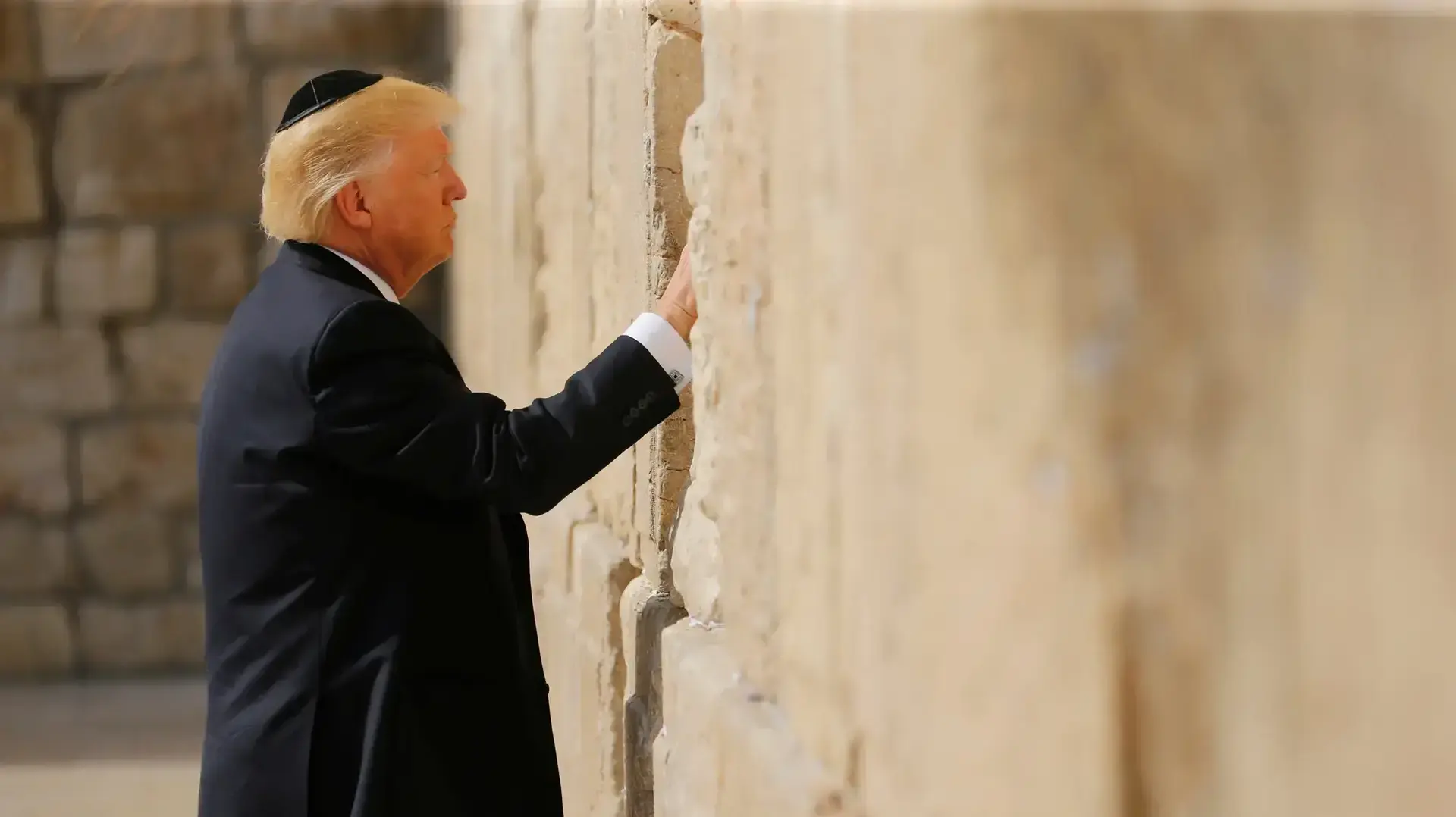 טראמפ בכותל במהלך ביקורו בשיראל