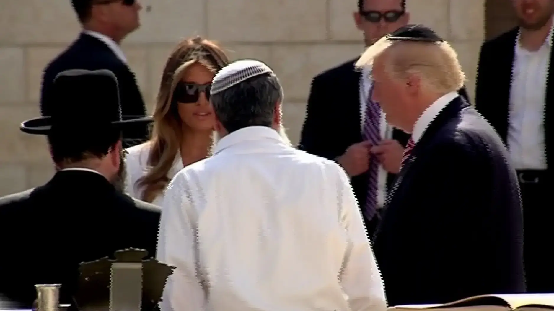 טראמפ בכותל במהלך ביקורו בשיראל טראמפ בכותל במהלך ביקורו בשיראל
