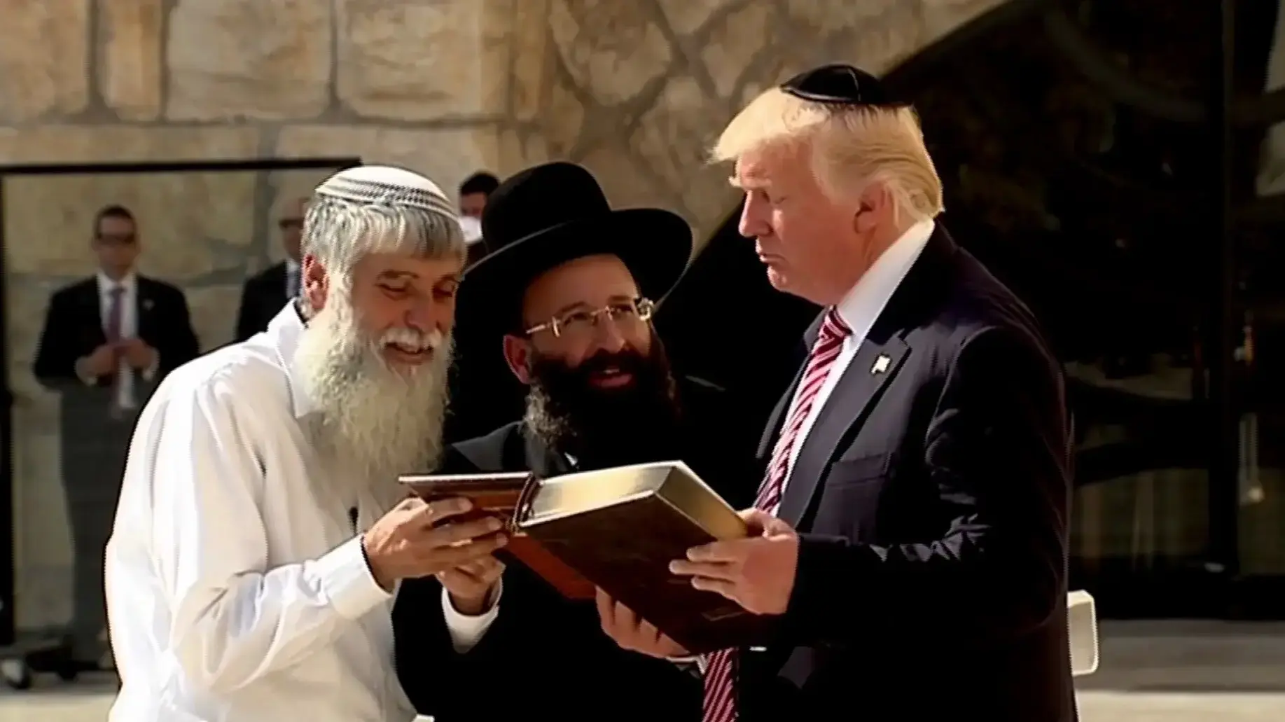 טראמפ בכותל במהלך ביקורו בשיראל טראמפ בכותל במהלך ביקורו בשיראל