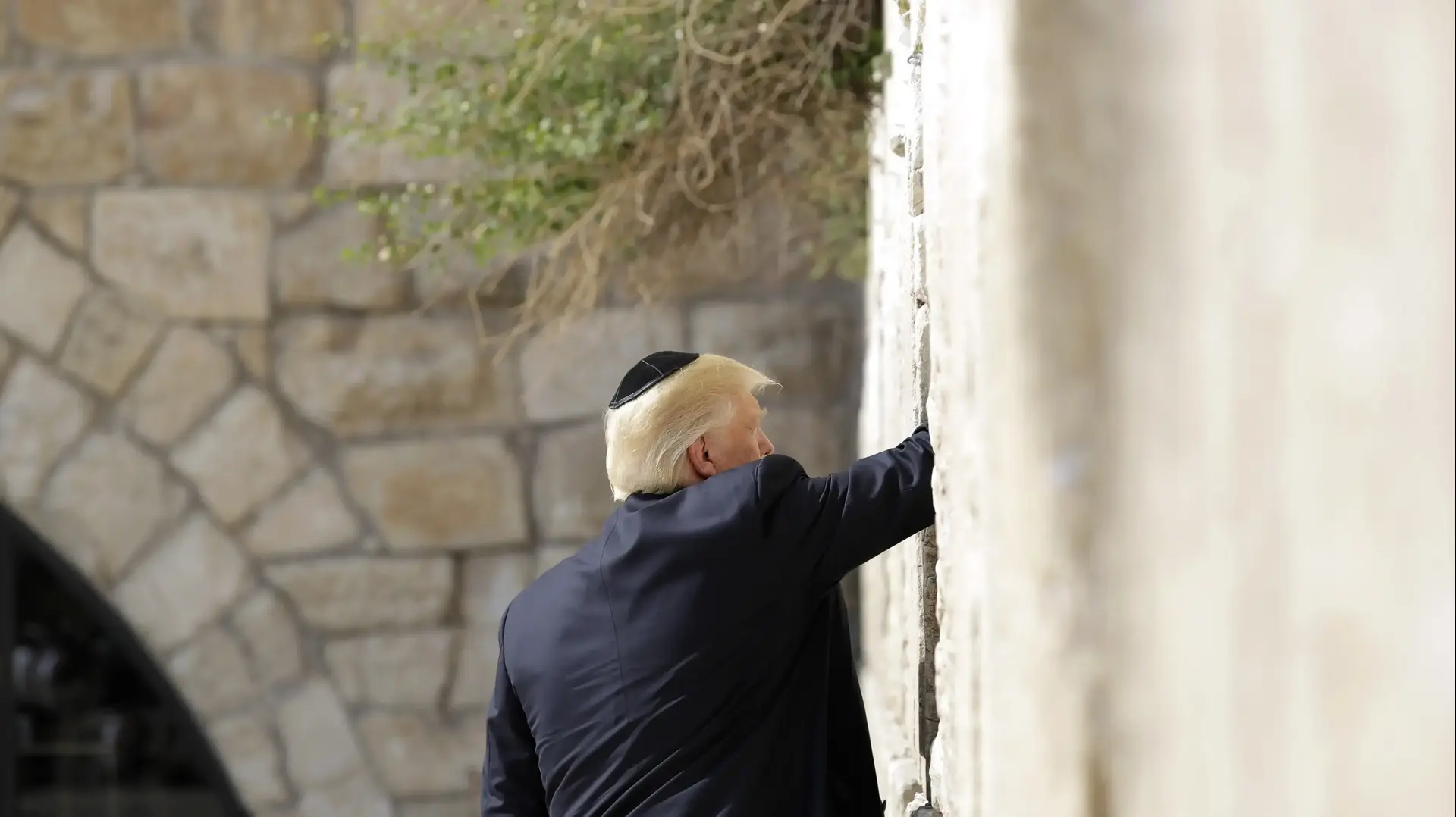 טראמפ בכותל במהלך ביקורו בשיראל טראמפ בכותל במהלך ביקורו בשיראל