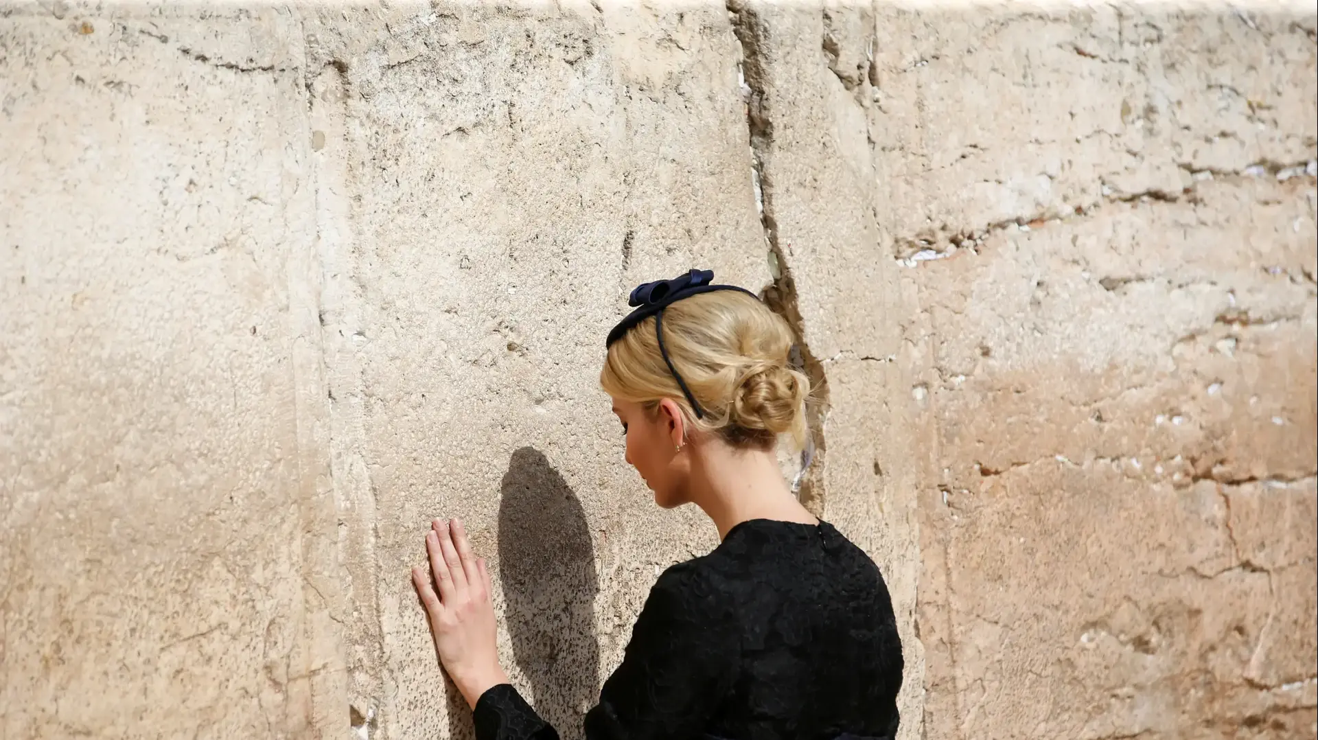 איוונקה טראמפ בביקור בכותל 22 במאי 2017 איוונקה טראמפ בביקור בכותל 22 במאי 2017