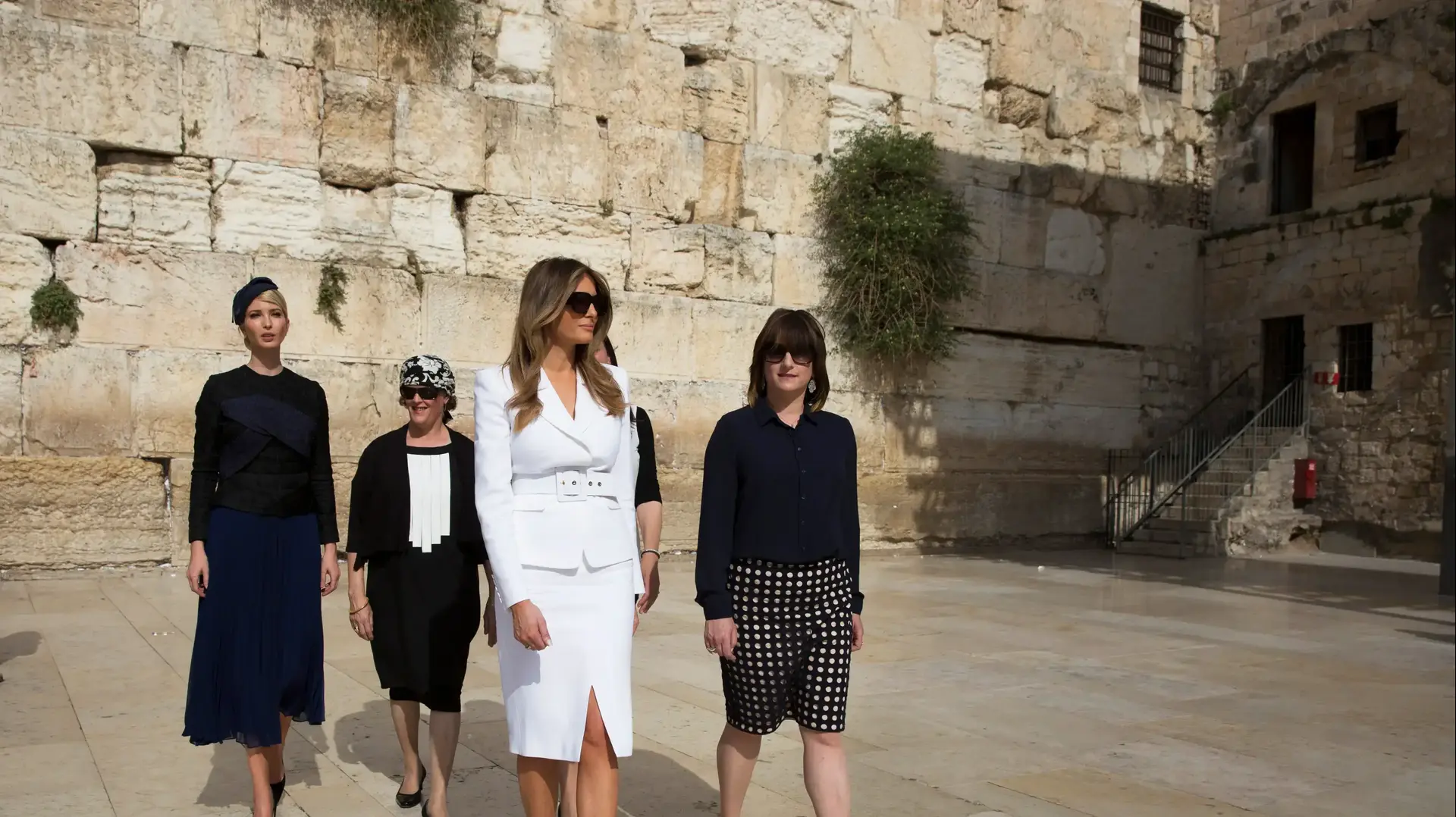 מלניה ואיוונקה טראמפ בכותל בחמהלך ביקור בישראל 22 במאי 2017 מלניה ואיוונקה טראמפ בכותל בחמהלך ביקור בישראל 22 במאי 2017