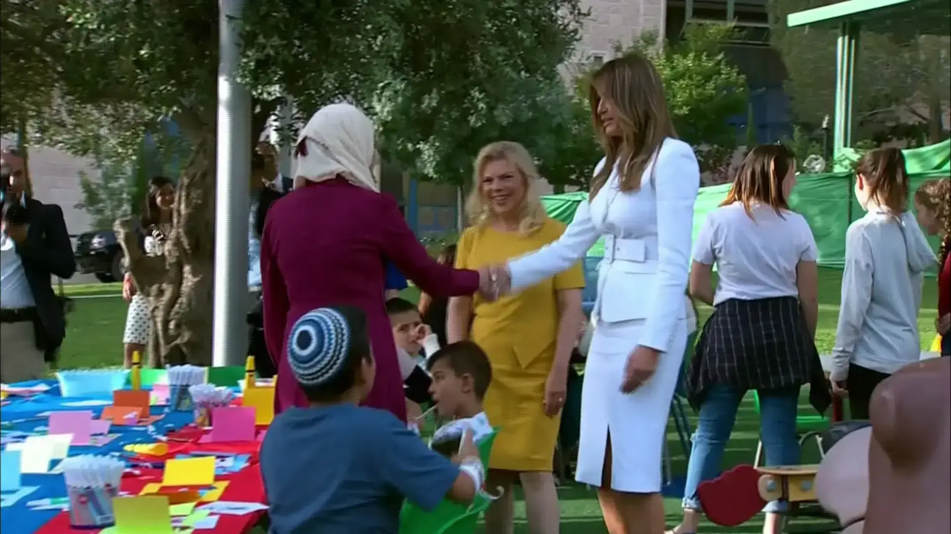 מלניה טראמפ ושרה נתניהו בביקור בבית החולים הדסה 22 במאי 2017 מלניה טראמפ ושרה נתניהו בביקור בבית החולים הדסה 22 במאי 2017