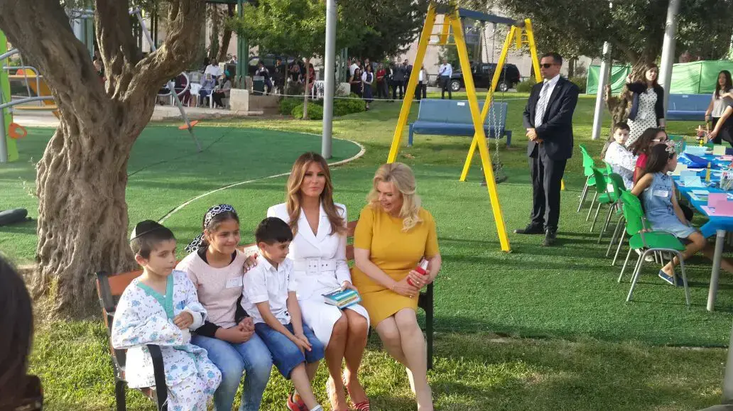 מלניה טראמפ ושרה נתניהו בביקור בבית החולים הדסה 22 במאי 2017 מלניה טראמפ ושרה נתניהו בביקור בבית החולים הדסה 22 במאי 2017