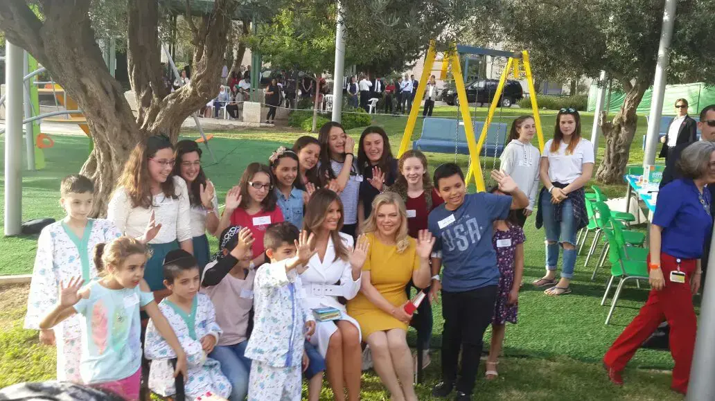 מלניה טראמפ ושרה נתניהו בביקור בבית החולים הדסה 22 במאי 2017 מלניה טראמפ ושרה נתניהו בביקור בבית החולים הדסה 22 במאי 2017