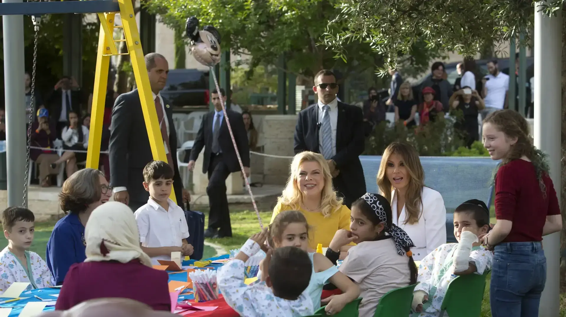 מלניה טראמפ ושרה נתניהו בביקור בבית החולים הדסה 22 במאי 2017 מלניה טראמפ ושרה נתניהו בביקור בבית החולים הדסה 22 במאי 2017