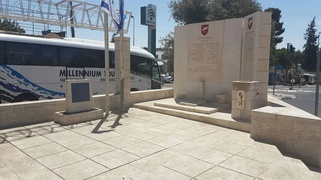 ניפוץ אנדרטה של לוחם מלחמת ששת הימים ניפוץ אנדרטה של לוחם מלחמת ששת הימים