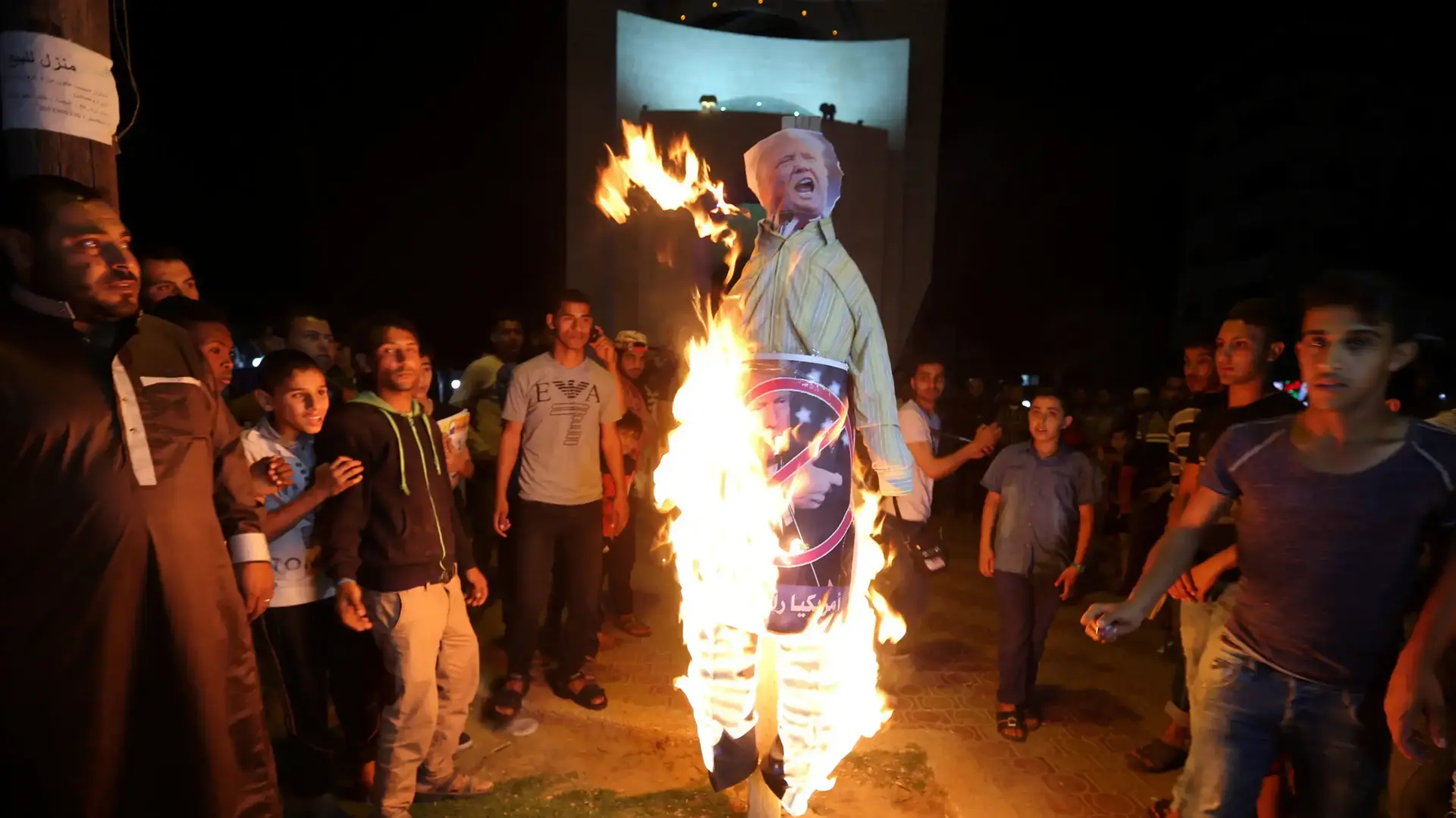הפגנות נגד טראמפ בעזה, שורפים את תמונתו של טראמפ 22 במאי 2017 הפגנות נגד טראמפ בעזה, שורפים את תמונתו של טראמפ 22 במאי 2017