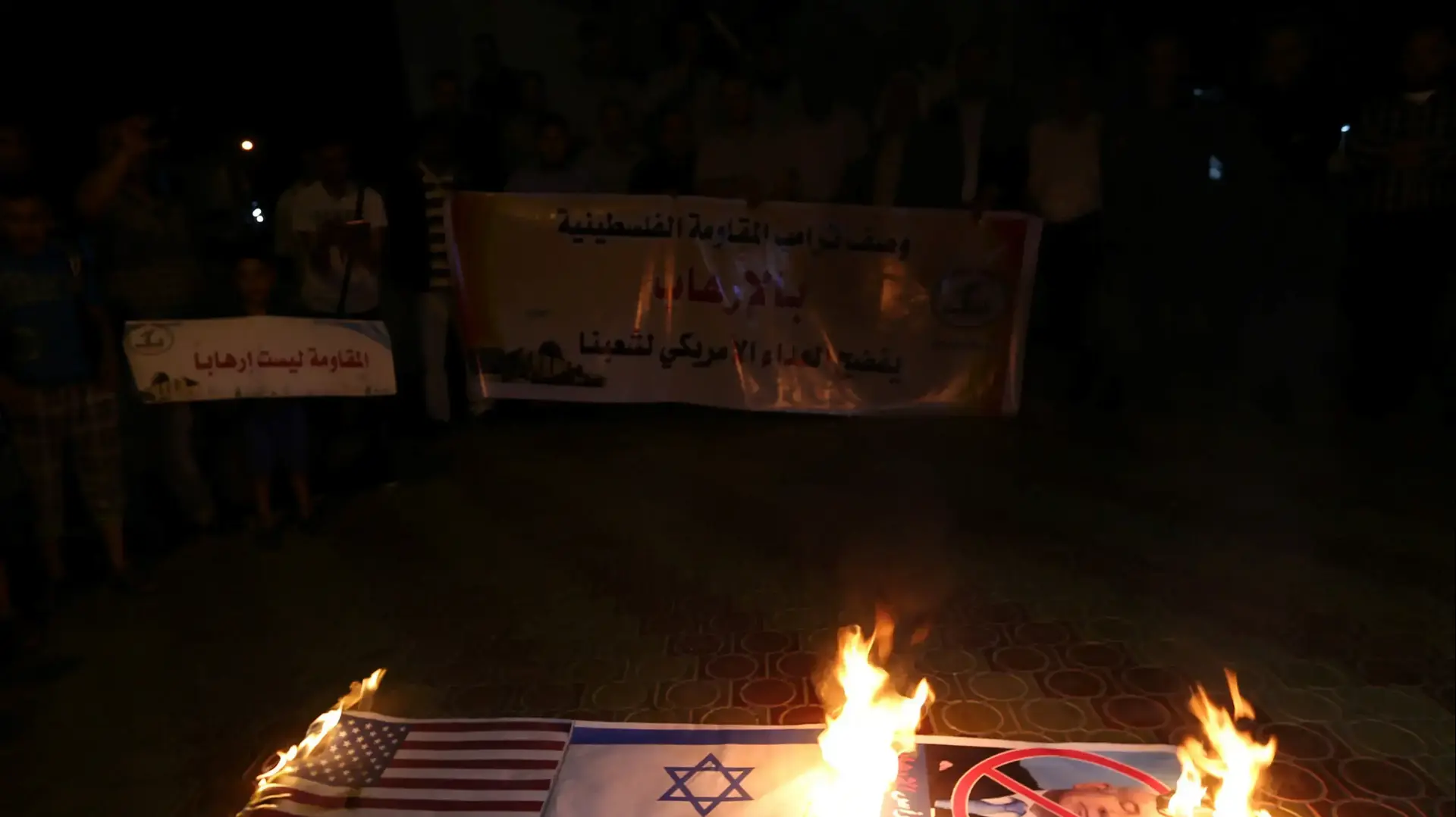 הפגנות נגד טראמפ בעזה, שורפים את תמונתו של טראמפ 22 במאי 2017 הפגנות נגד טראמפ בעזה, שורפים את תמונתו של טראמפ 22 במאי 2017