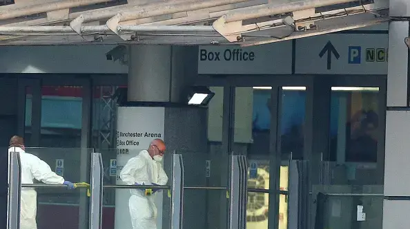 שוטרים בזירת הפיגוע במנצ'סטר, בריטניה הלילה 23 במאי 2017