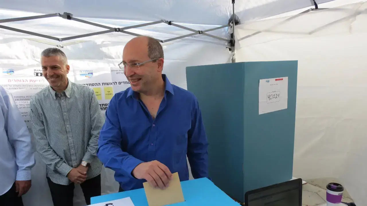 אבי ניסנקורן בהצבעה לראשות ההסתדרות במטה 23 במאי 2017 אבי ניסנקורן בהצבעה לראשות ההסתדרות במטה 23 במאי 2017