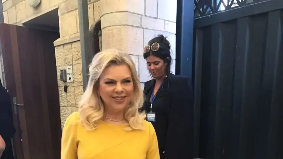 שרה נתניהו בשמלת אליאן סטולרו בעת ביקור הנשיא טראמפ בארץ, 22 מאי 2017 שרה נתניהו בשמלת אליאן סטולרו בעת ביקור הנשיא טראמפ בארץ, 22 מאי 2017
