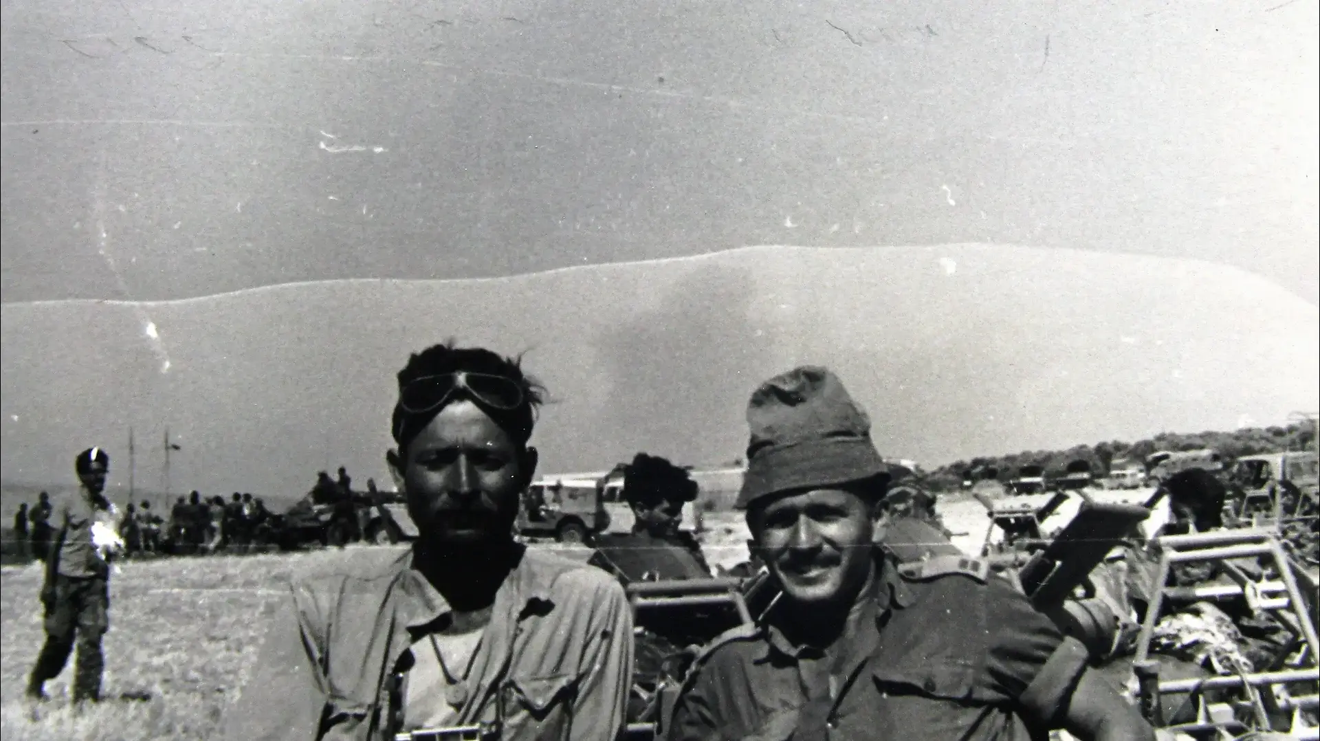 רן חכים מימין בשדה ההמראה ב 10.6.67. רן חכים מימין בשדה ההמראה ב 10.6.67.