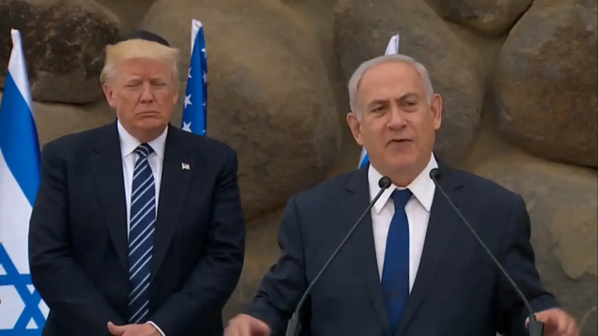 נתניהו וטראמפ ביד ושם במהלך ביקורו של טראמפ בירושלים 23 במאי 2017 נתניהו וטראמפ ביד ושם במהלך ביקורו של טראמפ בירושלים 23 במאי 2017