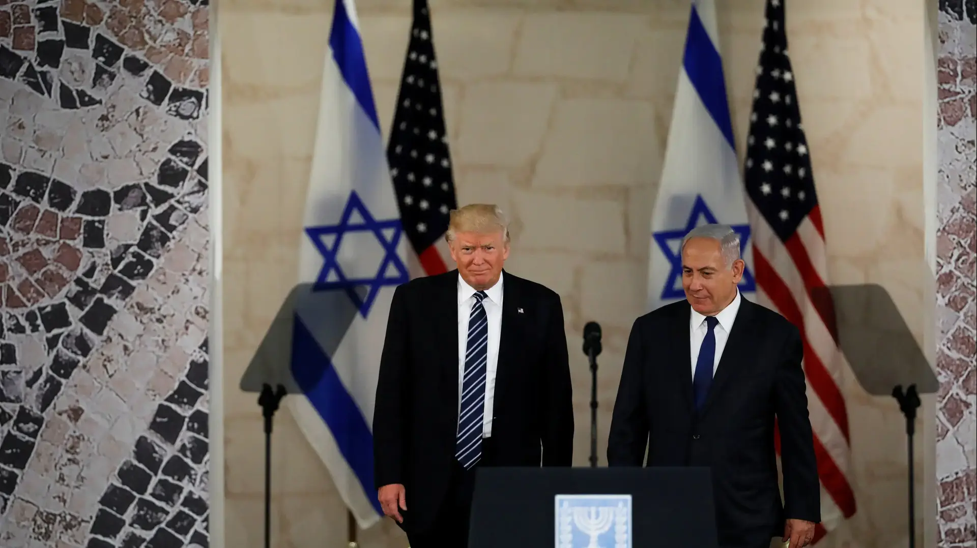 נתניהו וטראמפ במוזיאון ישראל במהלך ביקור של טראמפ בירושלים 23 במאי 2017 נתניהו וטראמפ במוזיאון ישראל במהלך ביקור של טראמפ בירושלים 23 במאי 2017