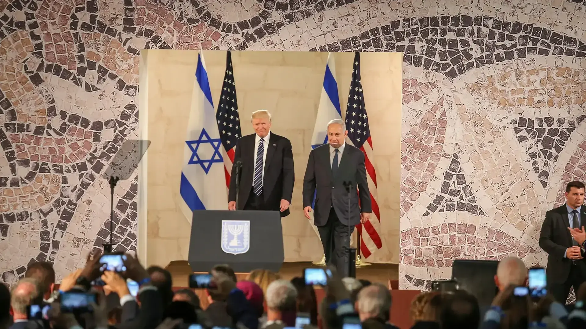 נתניהו וטראמפ במוזיאון ישראל במהלך ביקור של טראמפ בירושלים 23 במאי 2017 נתניהו וטראמפ במוזיאון ישראל במהלך ביקור של טראמפ בירושלים 23 במאי 2017