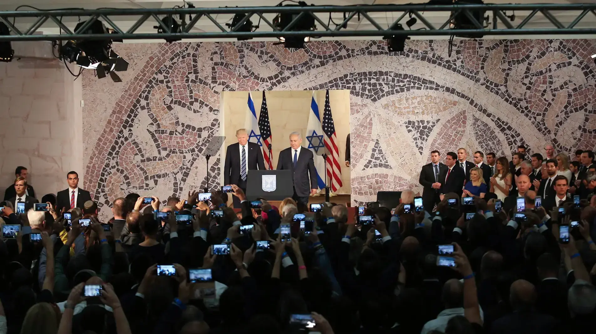 נתניהו וטראמפ במוזיאון ישראל במהלך ביקור של טראמפ בירושלים 23 במאי 2017 נתניהו וטראמפ במוזיאון ישראל במהלך ביקור של טראמפ בירושלים 23 במאי 2017