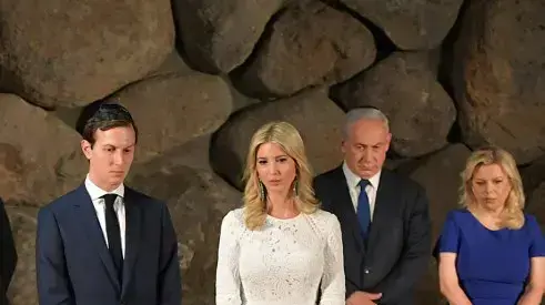 הנחת זר זיכרון בעת ביקור הנשיא טראמפ והגברת הראשונה מלניה טראמפ במוסד יד ושם, ירושלים, 23 מאי 2017 הנחת זר זיכרון בעת ביקור הנשיא טראמפ והגברת הראשונה מלניה טראמפ במוסד יד ושם, ירושלים, 23 מאי 2017