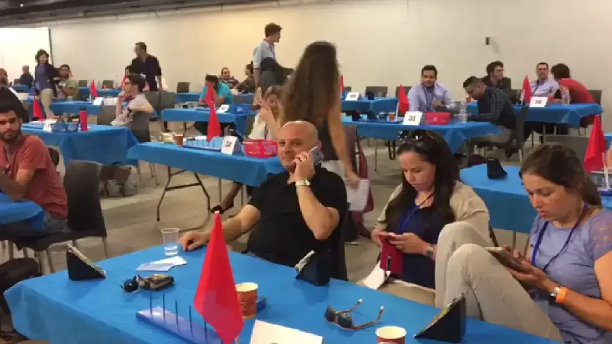 המתמודד מטעם סיעת יחימוביץ בבחירות יושב על קלפי לספירת קולות 25 במאי 2017 המתמודד מטעם סיעת יחימוביץ בבחירות יושב על קלפי לספירת קולות 25 במאי 2017
