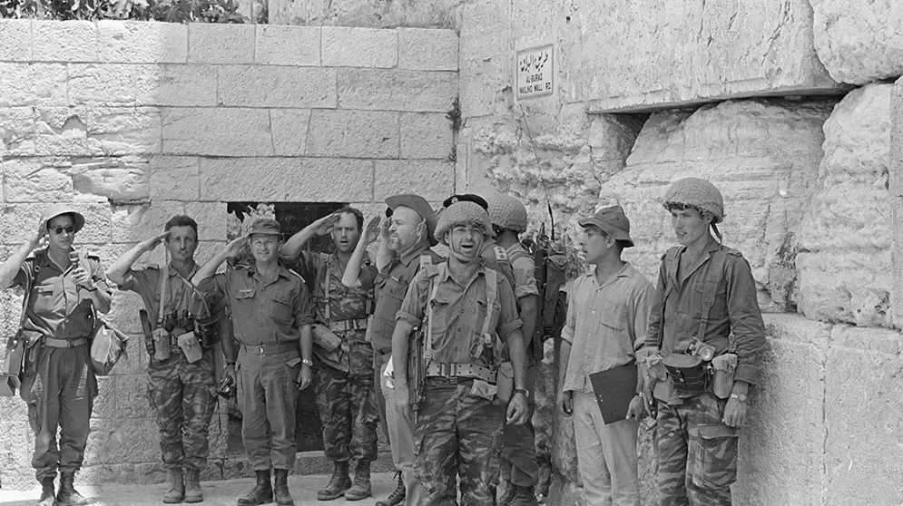 הצנחנים שרים את ההמנון ליד הכותל הערבי בהר הבית מפקד פיקוד המרכז אלוף עזי נרקיס בכובע מצחייה, שלישי משמאל בשירת התקווה ליד הכותל המערבי הצנחנים שרים את ההמנון ליד הכותל הערבי בהר הבית מפקד פיקוד המרכז אלוף עזי נרקיס בכובע מצחייה, שלישי משמאל בשירת התקווה ליד הכותל המערבי