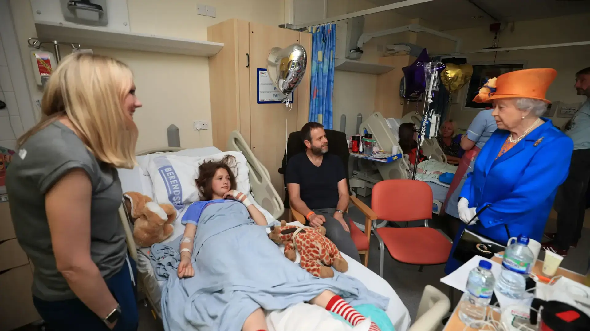 בריטניה המלכה אליזבת מבקר בבית החולים לילדים במנצ'סטר 25 במאי 2017 בריטניה המלכה אליזבת מבקר בבית החולים לילדים במנצ'סטר 25 במאי 2017