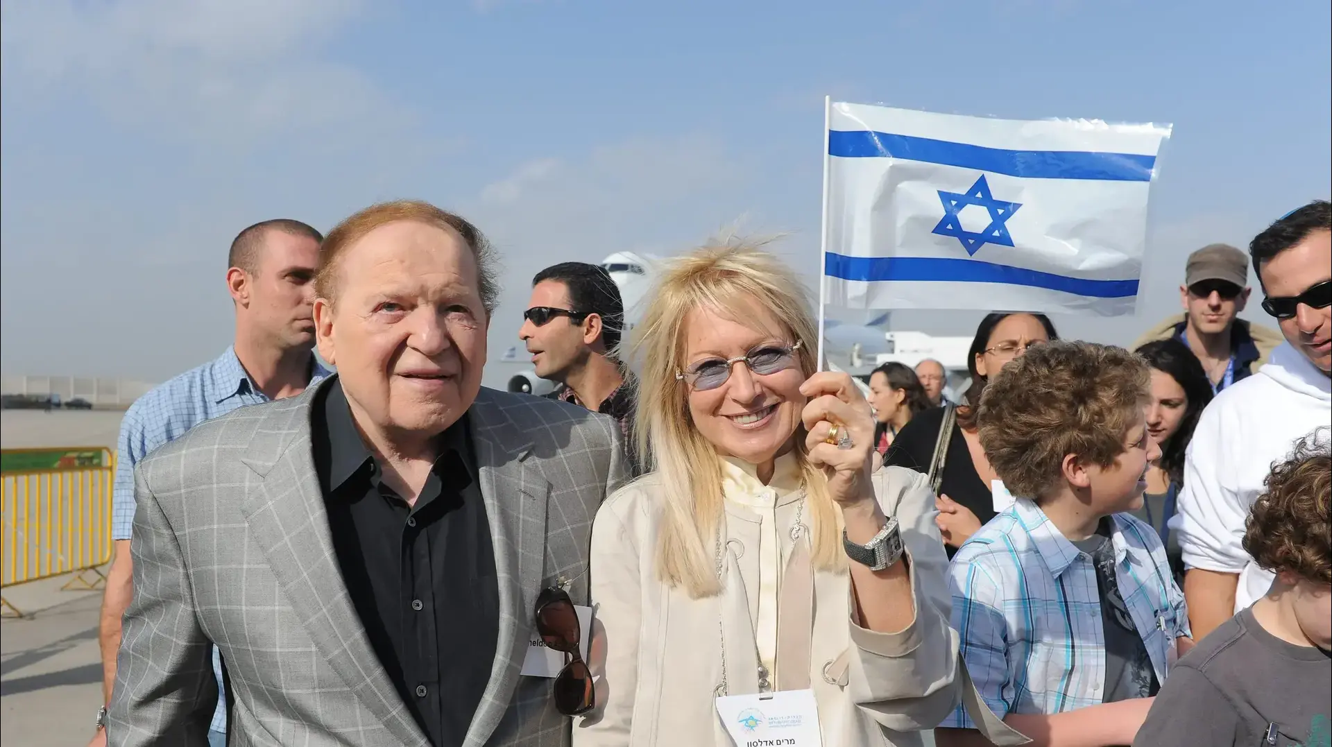 שלדון אדלסון ואשתו מרים אדלסון עם נוער תגלית בנתב?ג (צילומים מ- 29.12.2009) שלדון אדלסון ואשתו מרים אדלסון עם נוער תגלית בנתב?ג (צילומים מ- 29.12.2009)
