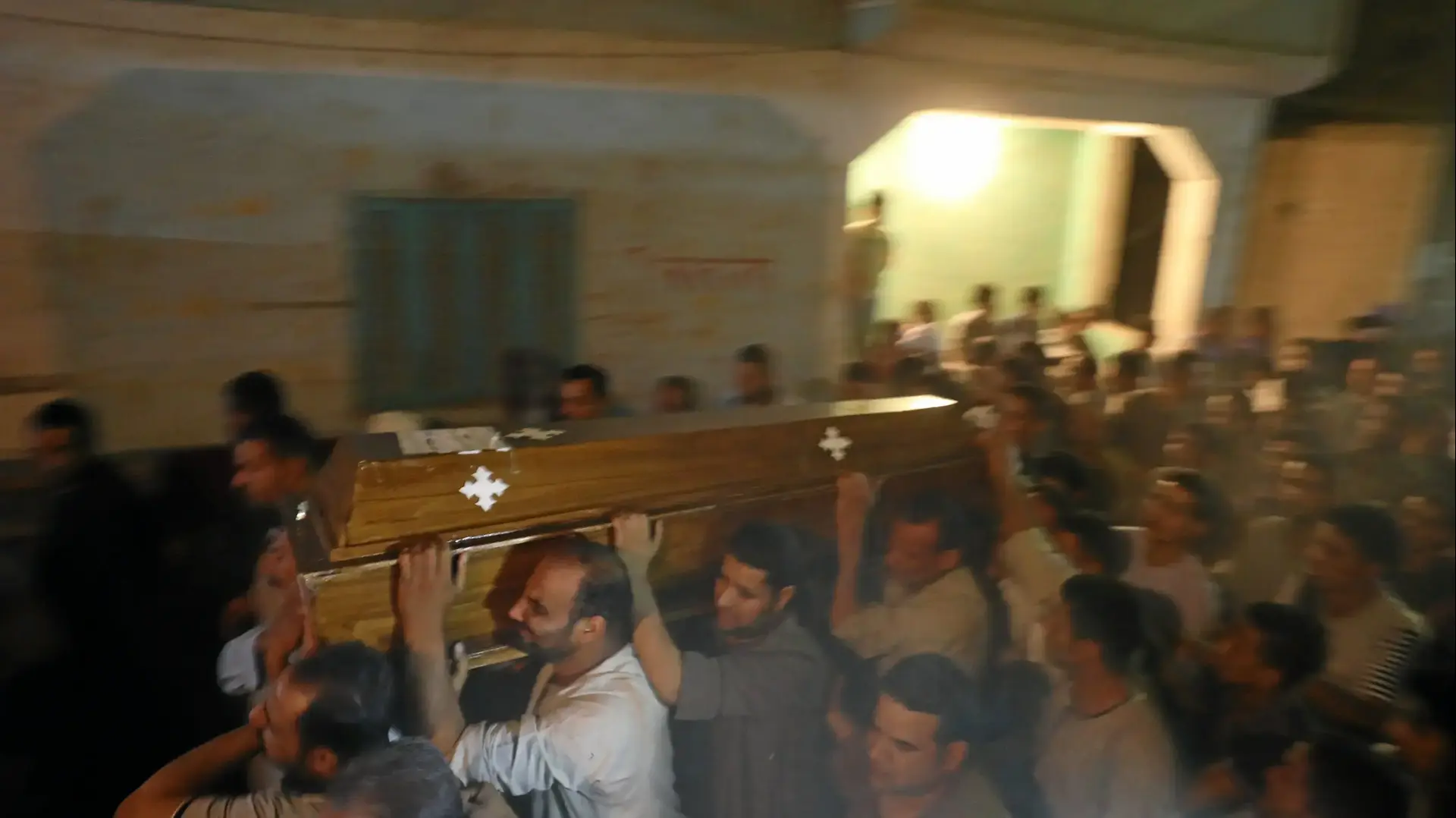 הלוויית ההרוגים בפיגוע הירי נגד קופטים באל-מיניא, כנסיית המשפחה הקדושה, דיר ג'רנוס, מצרים, 26 במאי 2017 הלוויית ההרוגים בפיגוע הירי נגד קופטים באל-מיניא, כנסיית המשפחה הקדושה, דיר ג'רנוס, מצרים, 26 במאי 2017