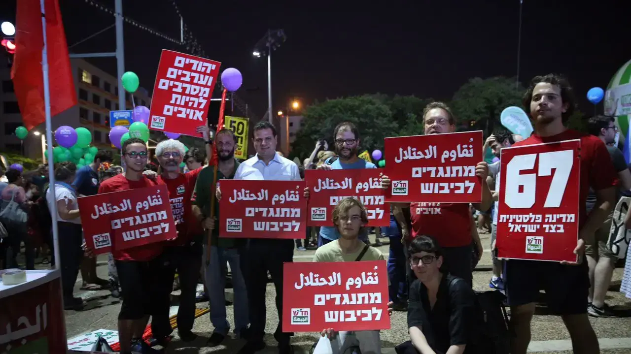 יו"ר הרשימה המשותפת איימן עודה בהפגנה למען השלום בכיכר רבין, תל אביב, 27 במאי 2017 יו"ר הרשימה המשותפת איימן עודה בהפגנה למען השלום בכיכר רבין, תל אביב, 27 במאי 2017