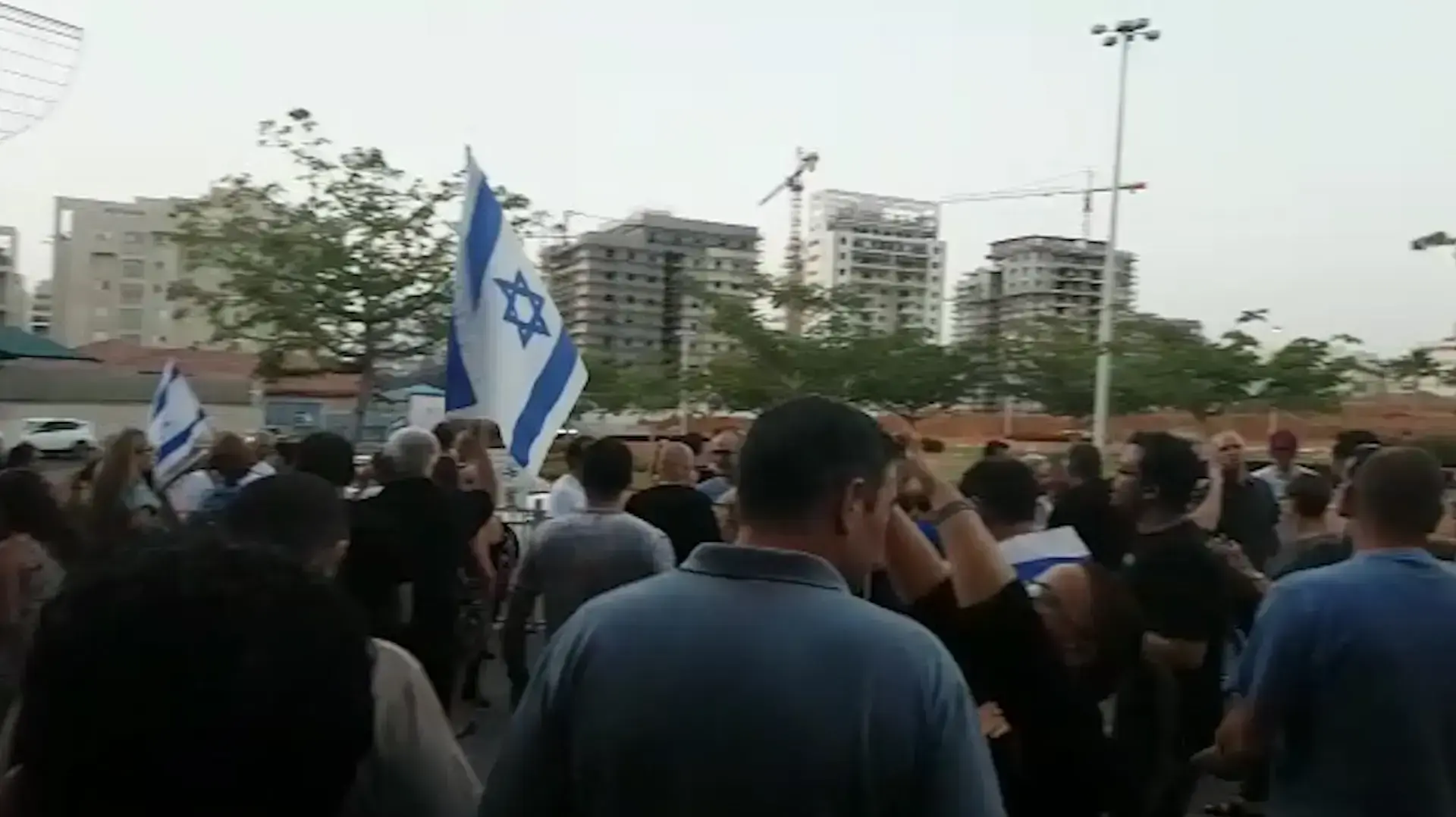 זכות המחאה - הפגנה בסמוך לביתו של היועמ"ש מנדלבליט בפתח תקווה: "פרטיותו לא חשובה מהדמוקרטיה"
