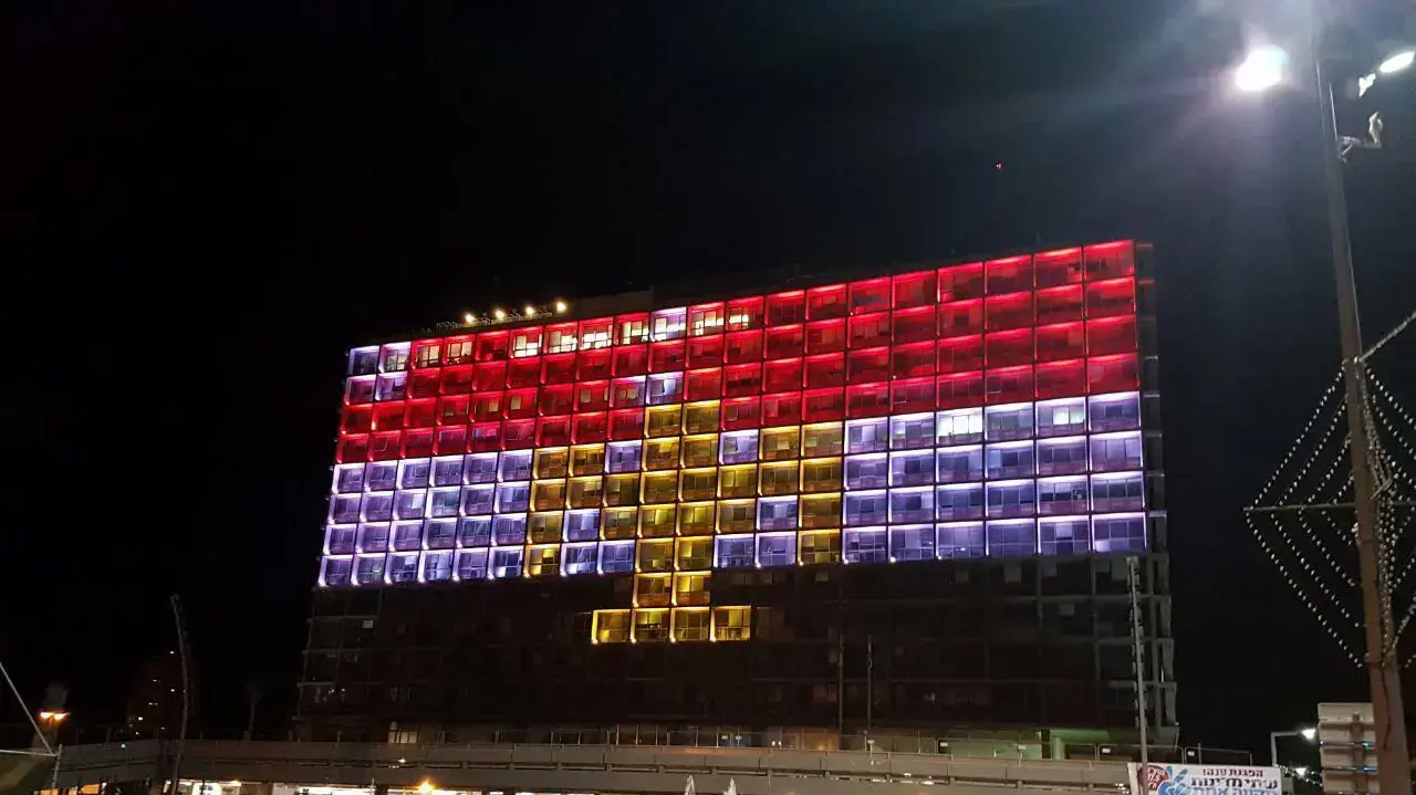 בניין עיריית תל אביב-יפו הואר בצבעי דגל מצרים לאור הפיגוע בסיני, 27 במאי 2015