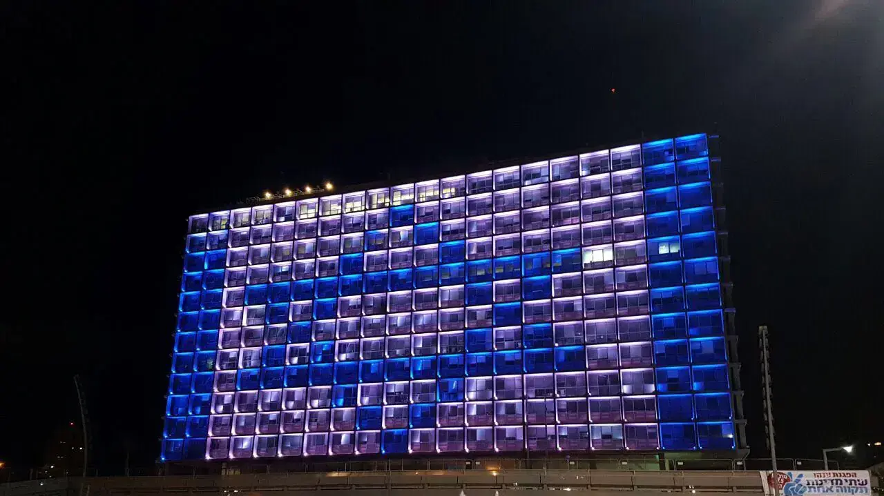 בניין עיריית תל אביב-יפו הואר בצבעי דגל מצרים לאור הפיגוע בסיני, 27 במאי 2015 בניין עיריית תל אביב-יפו הואר בצבעי דגל מצרים לאור הפיגוע בסיני, 27 במאי 2015