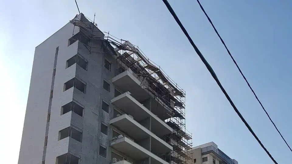 פיגום קרס באתר הבנייה ברחוב חטיבת כפיר בעפולה וכתוצאה מכך נלכדו תחתיו עובדים, 28 במאי 2017 פיגום קרס באתר הבנייה ברחוב חטיבת כפיר בעפולה וכתוצאה מכך נלכדו תחתיו עובדים, 28 במאי 2017
