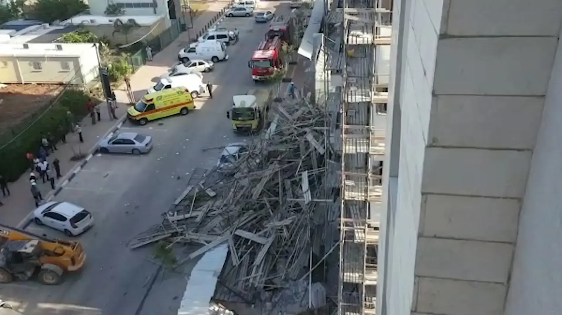 תיעוד: ארבעה פועלי בניין נרמסו תחת פיגומים שקרסו באתר בנייה בעפולה
