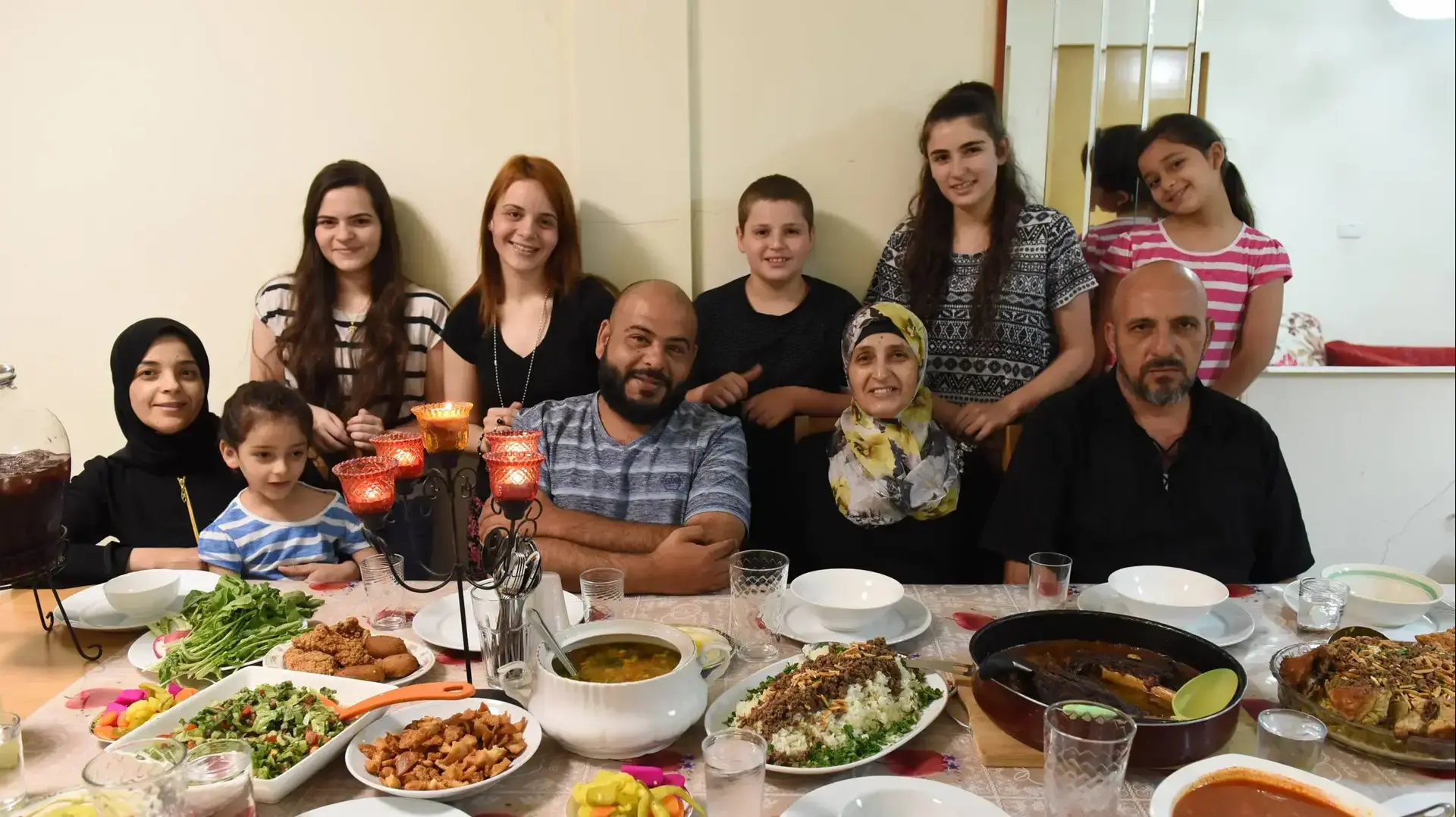 משפחת עבד מג'לג'וליה לפניי סעודת שבירת צום הרמדאן, 28 במאי 2017 משפחת עבד מג'לג'וליה לפניי סעודת שבירת צום הרמדאן, 28 במאי 2017