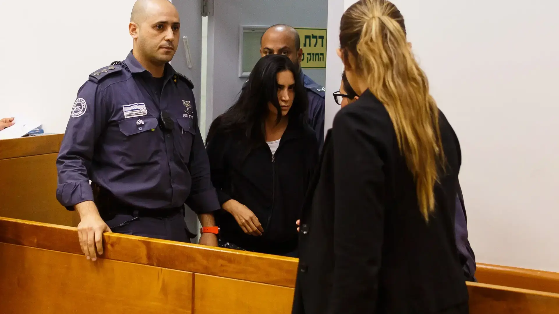 קרין אבוטבול בהארכת מעצרה בבימ"ש השלום ראשל"צ 28 במאי 2017 קרין אבוטבול בהארכת מעצרה בבימ"ש השלום ראשל"צ 28 במאי 2017
