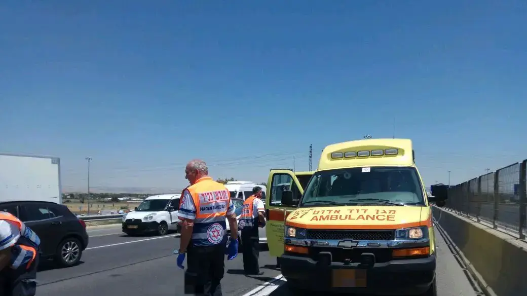 רוכב שנפגע מרכב בכביש 1 סמוך למחלף לוד לכיוון נתב"ג 28 במאי 2017 רוכב שנפגע מרכב בכביש 1 סמוך למחלף לוד לכיוון נתב"ג 28 במאי 2017