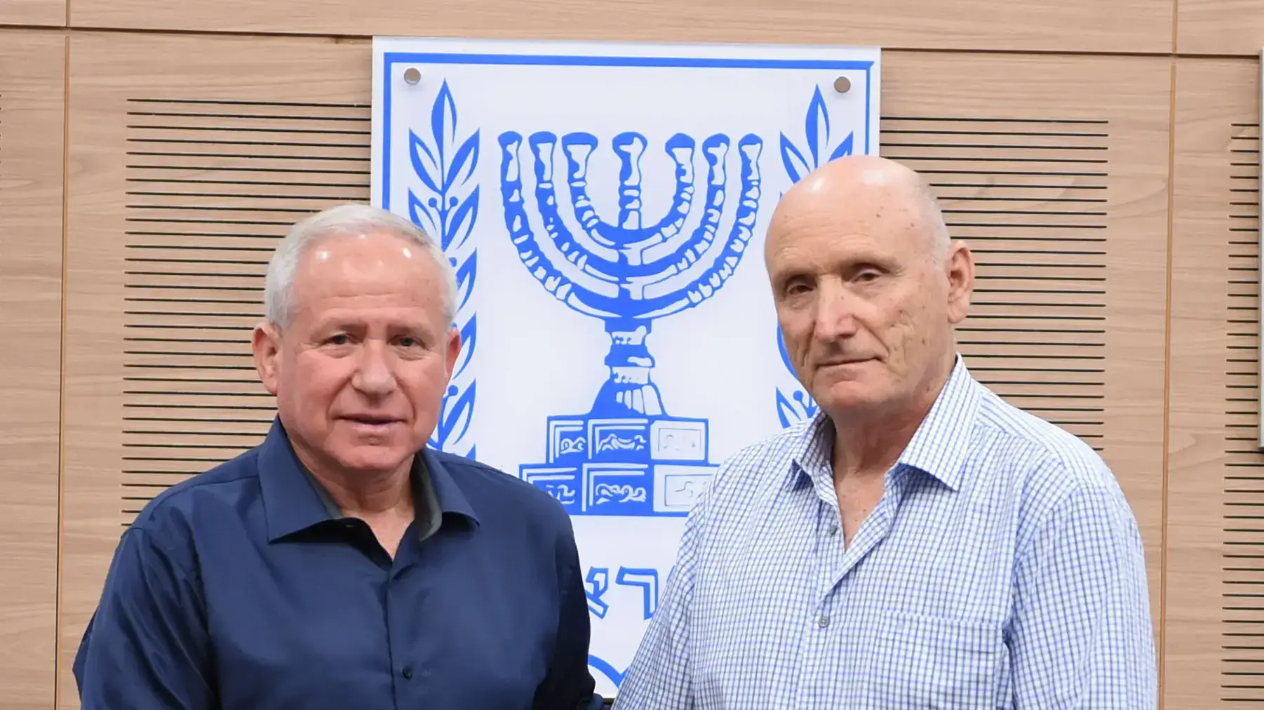 הנציב עם הדוח ומגיש את הדוח ליו"ר ועדת החוץ והביטחון של הכנסת, ח"כ אבי דיכטר 28 במאי 2017 הנציב עם הדוח ומגיש את הדוח ליו"ר ועדת החוץ והביטחון של הכנסת, ח"כ אבי דיכטר 28 במאי 2017