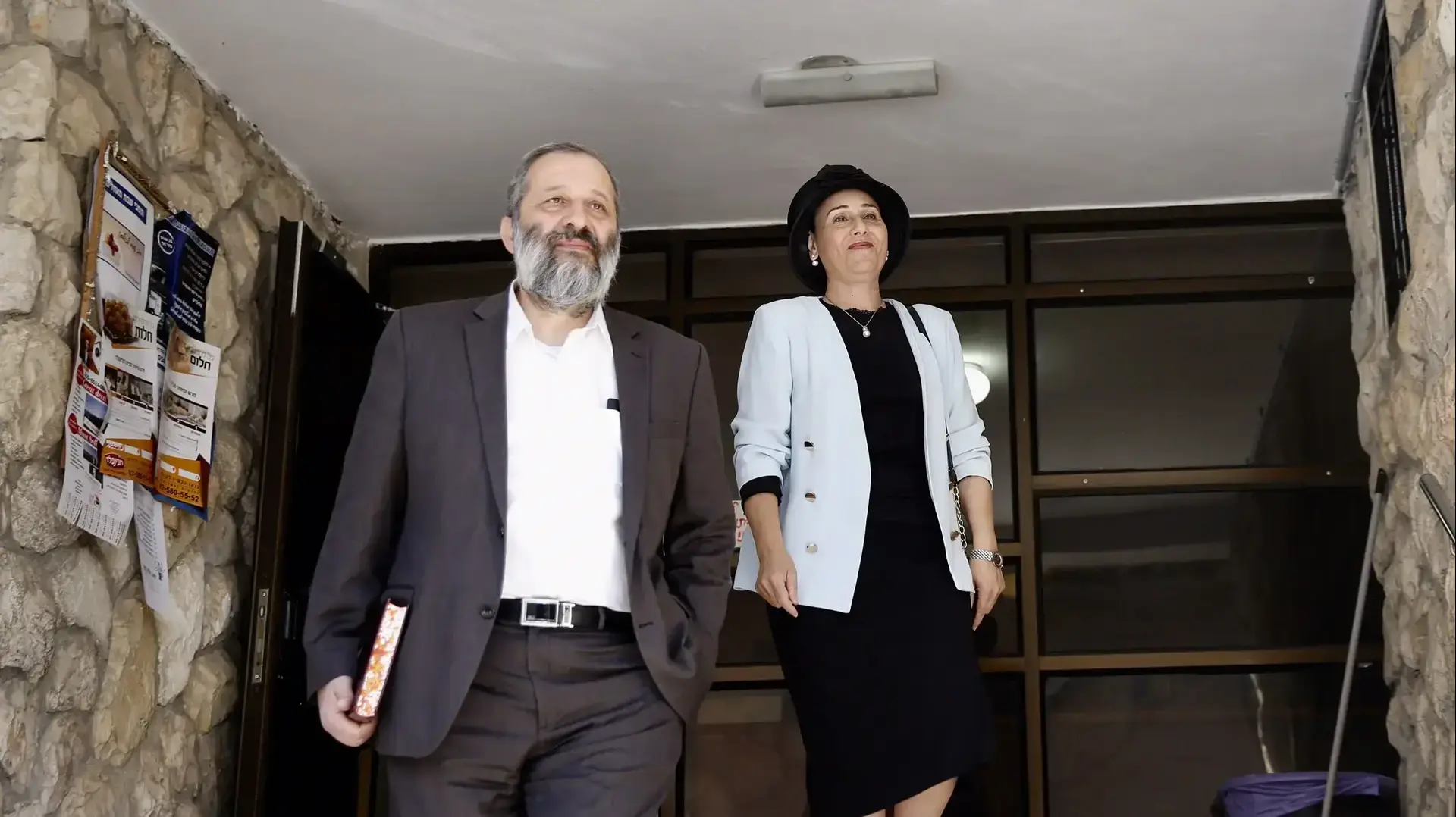 אריה דרעי יוצא מביתו שבירושלים לחקירה במשרדי להב443 29 במאי 2017