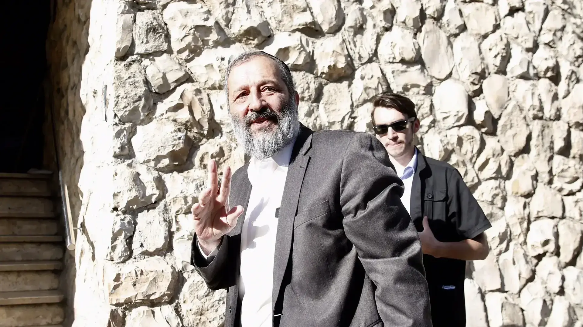 אריה דרעי יוצא מביתו שבירושלים לחקירה במשרדי להב443 29 במאי 2017 אריה דרעי יוצא מביתו שבירושלים לחקירה במשרדי להב443 29 במאי 2017