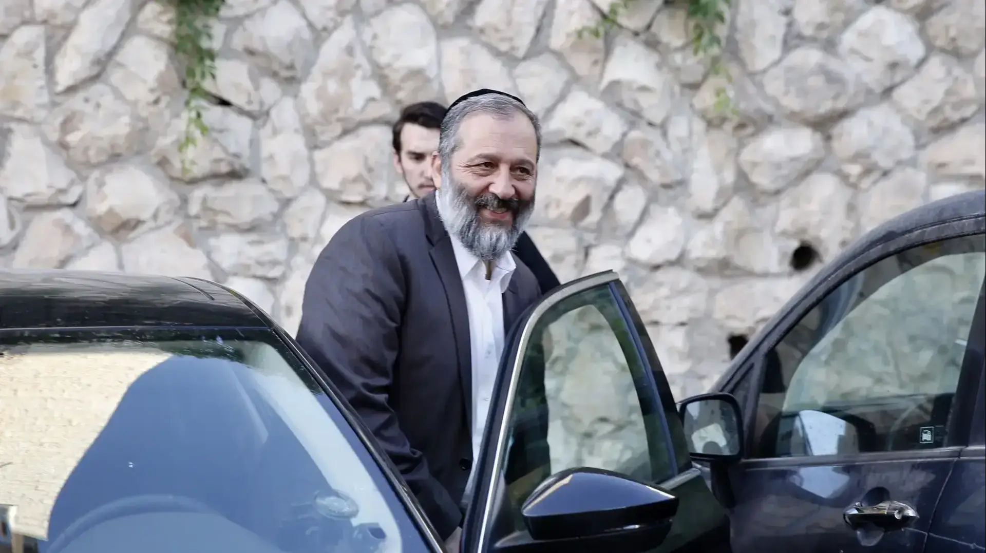 אריה דרעי יוצא מביתו שבירושלים לחקירה במשרדי להב443 29 במאי 2017