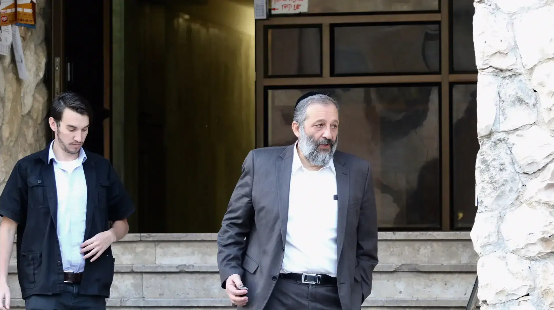 אריה דרעי יוצא מביתו שבירושלים לחקירה במשרדי להב443 29 במאי 2017