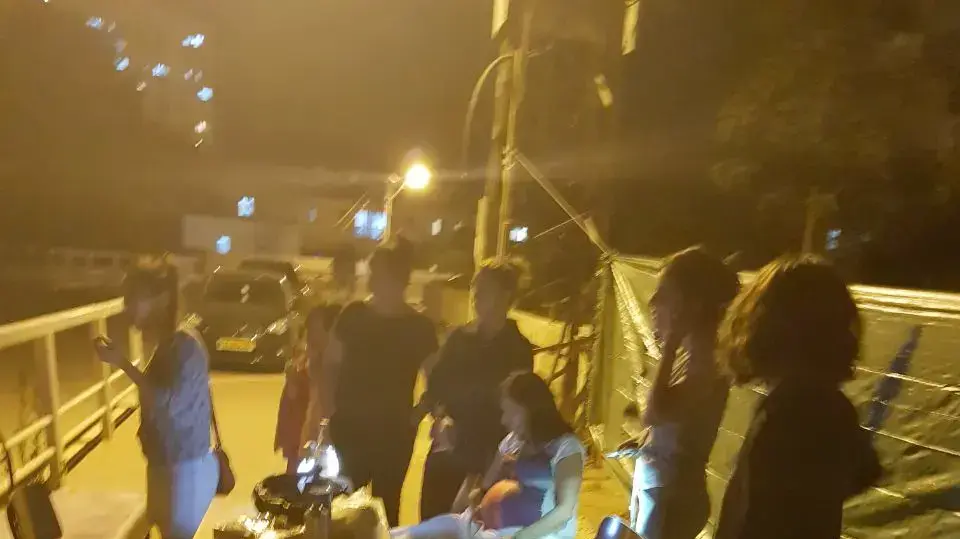לאחר שנדחתה בקשתם לדיור הציבורי, משפחת אביכזר פונתה אתמול מדירתם לרחוב מאי 2017 לאחר שנדחתה בקשתם לדיור הציבורי, משפחת אביכזר פונתה אתמול מדירתם לרחוב מאי 2017
